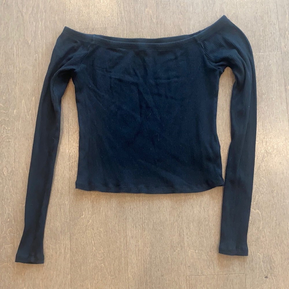 H&M Off-the-Shoulder Top in Black. Size S